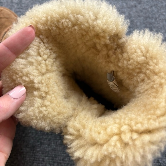 UGG Women’s Tan Bailey Ankle boot w/button Sheepskin size: 5 - Picture 11 of 11